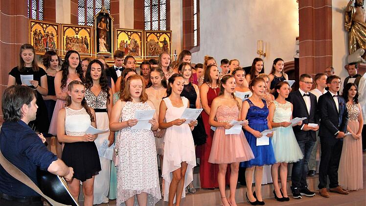 Mit dem Lied "Hallelujah" von Leonard Cohen begrüßte der Chor der Zehntklässler unter Leitung von Lehrer Michael Stark die Angehörigen und Freunde zur Verabschiedung der Realschulabsolventen.Sigismund von Dobschütz