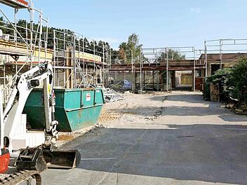 Die Schule ist weitgehend entkernt und einzelne Räume sind bereits abgebrochen. Foto: Richard Sänger