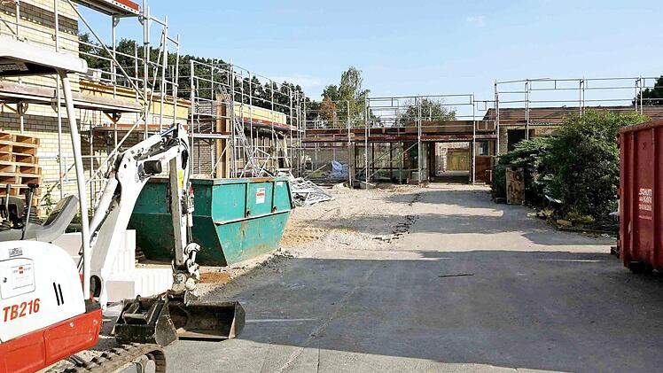 Die Schule ist weitgehend entkernt und einzelne Räume sind bereits abgebrochen. Foto: Richard Sänger