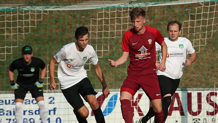 Felix Pfister ist schneller als Ertal Sahin (li.) und Sebastian Anderson.