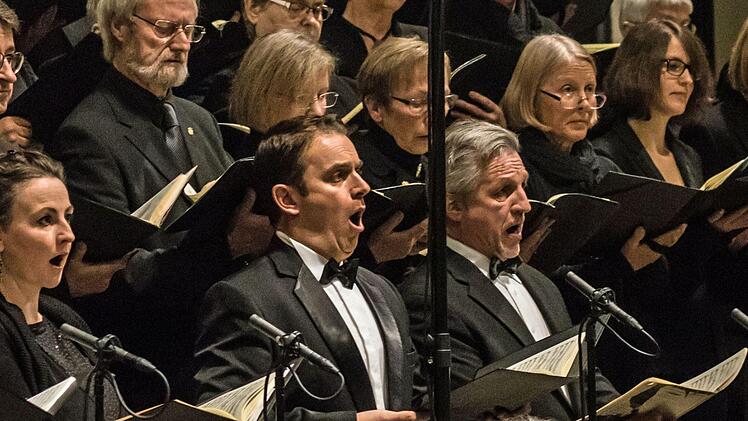 Der Coburger Bachchor  Peter Stenglein beeindruckte zahlreiche Zuhörer in der Morizkirche. Im Mittelpunkt des Konzerts unter Leitung von Peter Stenglein stand die Uraufführung eines neuen Werkes des aus Coburg stammenden Komponisten Marcus M. Reißenberger.Foto: Jochen Berger