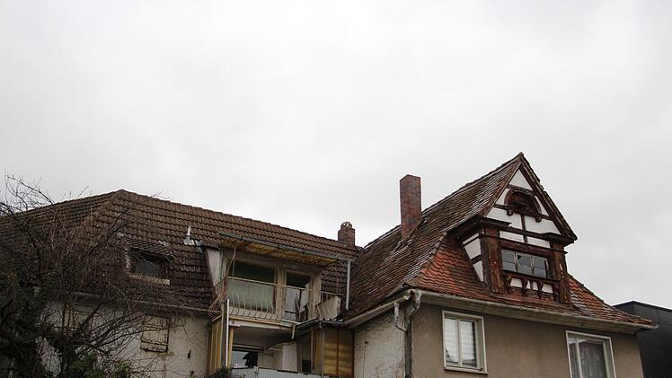 Die Stadt Höchstadt  plant den Abriss des ehemaligen Blumenladens am Vogelseck für eine bessere Zufahrt zum Gesundheitszentrum. Foto: Christian Bauriedel