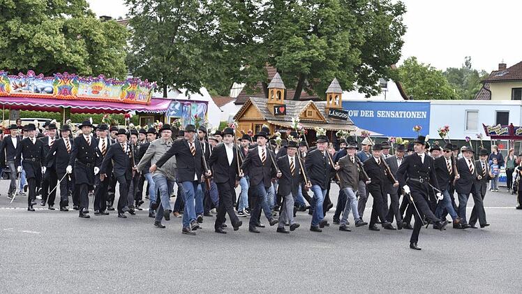 In der Regimentskolonne marschierten die vier Kompanien der Bürgerwehr gemeinsam an Hauptmann Manfred Barfuß vorbei über den Festplatz. Foto: Gerolt Snater