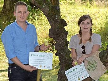 Das Bild zeigt im Wallgraben der Stadt Bad Rodach die Initiatorin der "Pfl&uuml;ck mich"-Aktion, Anne Habermann, und B&uuml;rgermeister Tobias Ehrlicher, der die Aktion tatkr&auml;ftig unterst&uuml;tzt. Foto: Thea Liebermann