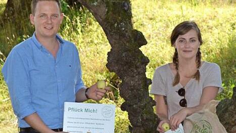 Das Bild zeigt im Wallgraben der Stadt Bad Rodach die Initiatorin der "Pfl&uuml;ck mich"-Aktion, Anne Habermann, und B&uuml;rgermeister Tobias Ehrlicher, der die Aktion tatkr&auml;ftig unterst&uuml;tzt. Foto: Thea Liebermann