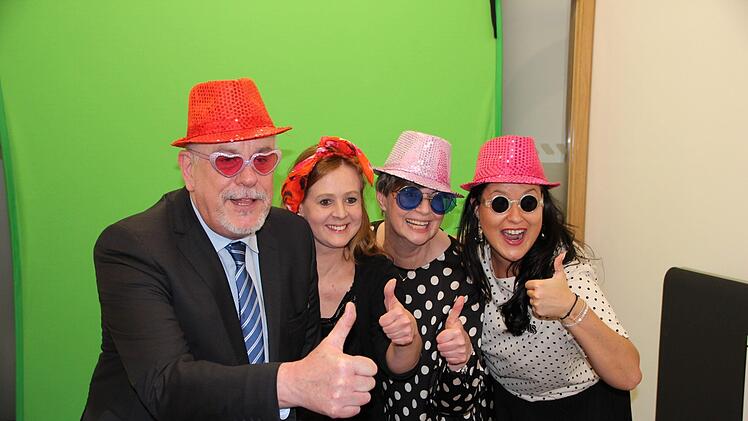 OB Norbert Tessmer mit (von links) Bianca Haischberger, Andrea Kerby-Schindler und Diana Schmitt in der Fotobox.Oliver Schmidt