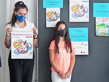 Alexander Tritthart gratulierte den drei Siegerinnen des Malwettbewerbs, Perla Sofia Morena Althammer, Clarissa Wölfel und Carolin Nitzsche (v. l.). Foto: Ramona Roth