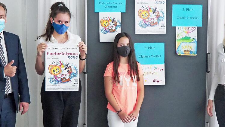 Alexander Tritthart gratulierte den drei Siegerinnen des Malwettbewerbs, Perla Sofia Morena Althammer, Clarissa Wölfel und Carolin Nitzsche (v. l.). Foto: Ramona Roth