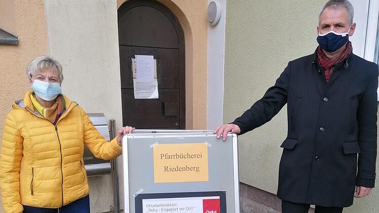 Eine 1000 Euro-Spende erhielt die Leiterin der kath. Pfarrbücherei Riedenberg, Hildegard Fröhlich, vom Direktor Institutionelle Kunden Sparkassen bei der Deka Bank, Andreas Hahn. Ein wunderbares Geschenk zum 30. Jährigen Jubiläum der Bücherei.  Foto: Evelyn Schneider