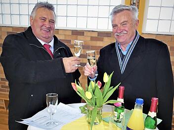 TSV-Vorsitzender Gerhard Schneider (links) stößt mit Ehrenmitglied Gerhard Krainhöfner auf das Jubiläum an. Foto: Werner Reißaus