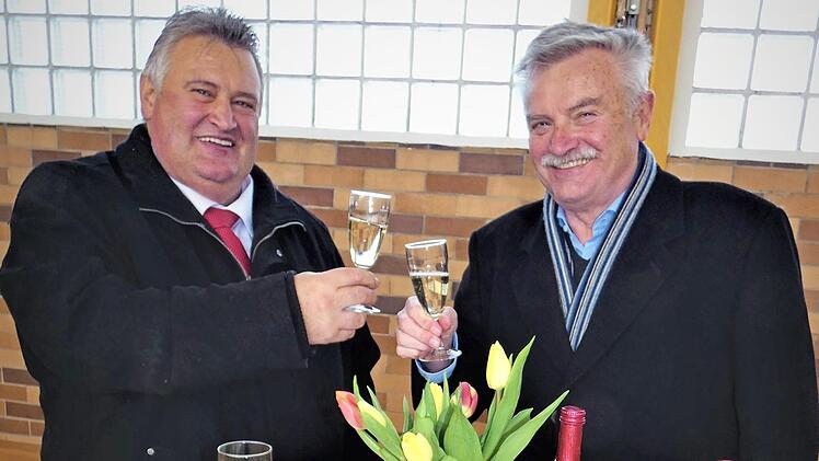 TSV-Vorsitzender Gerhard Schneider (links) stößt mit Ehrenmitglied Gerhard Krainhöfner auf das Jubiläum an. Foto: Werner Reißaus