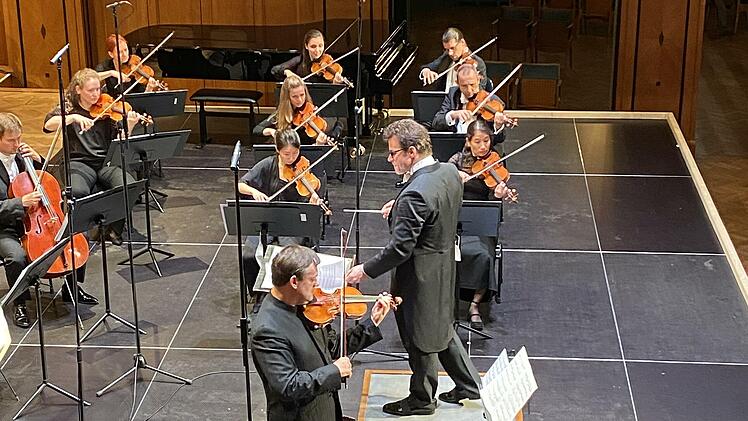 Frank Peter Zimmermann (Violine) und am Dirigentenpult Jakub Hruša mit den Bamberger Symphonikern im Regentenbau