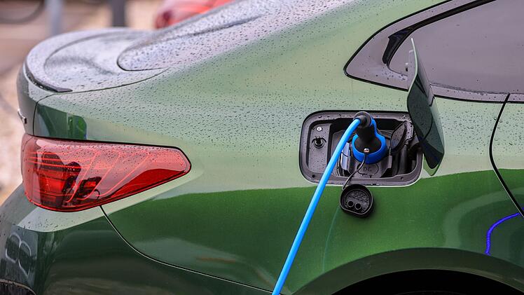 Elektroauto l&auml;dt an Lades&auml;ule