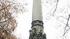 Weil sich schon faustgroße Brocken aus dem Denkmal lösten, ist es seit fast zwei Jahren von einem Bauzaun umgeben.