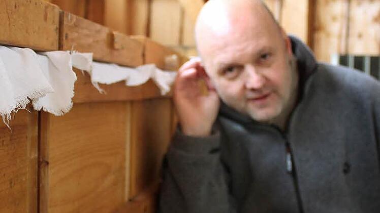 Matthias Kleinhenz lauscht an seinen Bienenstöcken und hofft, dass sie den Winter überstehen. Foto: Borst