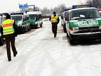 Die Einsatzkräfte der Landesbereitschaftspolizei aus Nürnberg von "Mars 20" warten vergeblich auf ihren Einsatz. Fotos: Josef Hofbauer