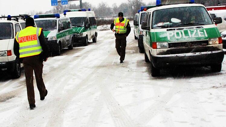 Die Einsatzkräfte der Landesbereitschaftspolizei aus Nürnberg von "Mars 20" warten vergeblich auf ihren Einsatz. Fotos: Josef Hofbauer