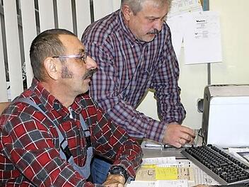 Sie sind mittlerweile ein Team: im Bild der Geschäftsführer der Asco, Carlo Stauch (rechts), und der stellvertretende Abteilungsleiter Landschaftspflege, Freddy Wolf. Foto: Veronika Schadeck