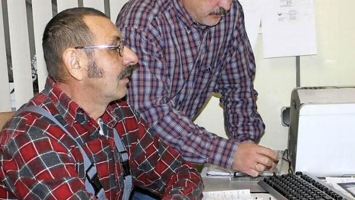 Sie sind mittlerweile ein Team: im Bild der Geschäftsführer der Asco, Carlo Stauch (rechts), und der stellvertretende Abteilungsleiter Landschaftspflege, Freddy Wolf. Foto: Veronika Schadeck