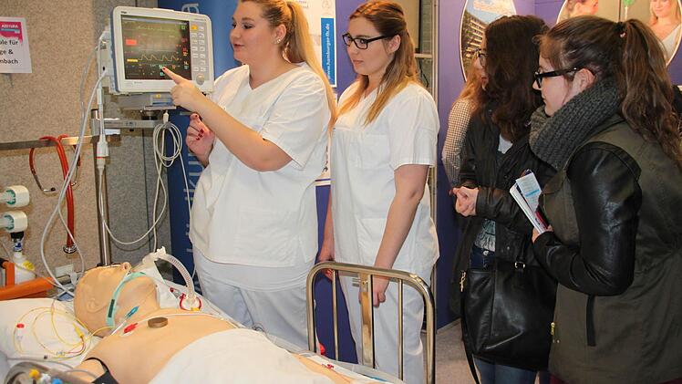 Die beiden Krankenpflegeschülerinnen Stefanie Motschmann (links) und Eva Geißler vom Klinikum Kulmbach zeigen Jennifer Gräbner (14) aus Mainleus und ihrer Freundin Rebecca Turbanisch (13/rechts) aus Marktleugast anhand einer Puppe, wie ein Überwachungsmonitor funktioniert. Foto: Stephan Stöckel.