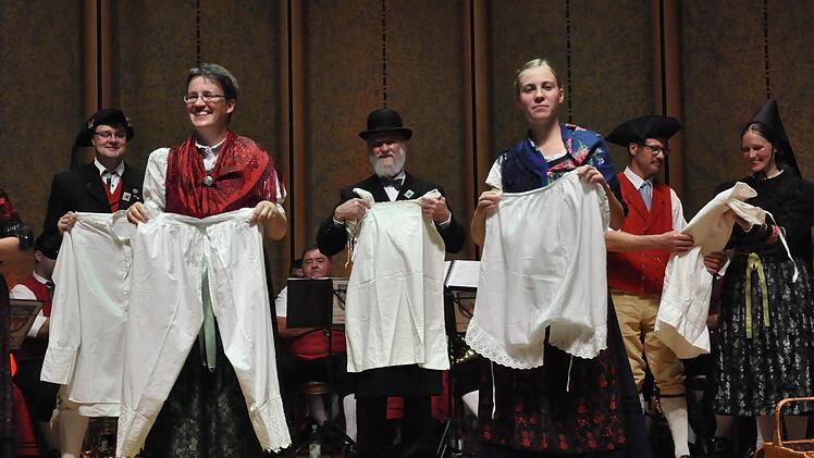 Welche aufregende Dessous unsere Vorfahren trugen, zeigte die Volkstanzgruppe des Rhönklubs Bad Kissingen. Foto: Klopf