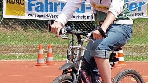 Mal links herum, mal rechts herum. Vorsicht und Geschicklichkeit sind gefragt, um den engen Achter fehlerfrei zu meistern.  Foto: Klaus Oelzner