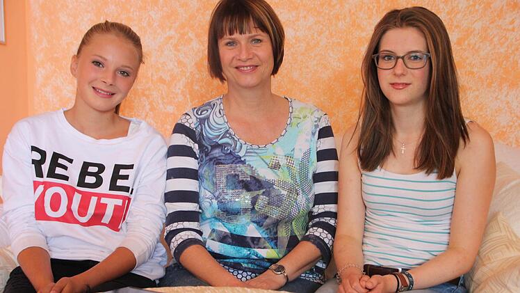 Angelina (l.) mit Visagistin Heidrun Wokittel und Kathrin.  Foto: Jana Röckelein