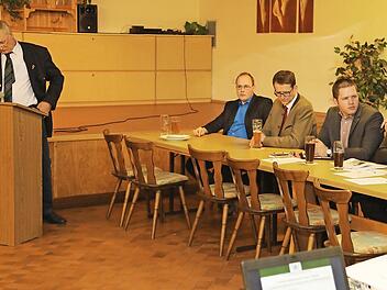 Während der Podiumsdiskussion im Gasthaus Schuhmann in Gosberg (von links): Moderator Andreas Knorr, Bernd Trummer, Georg Müller, Sebastian Thiem, Michael Memmel, Kirschenkönigin Marina I.  Foto: Franz Galster