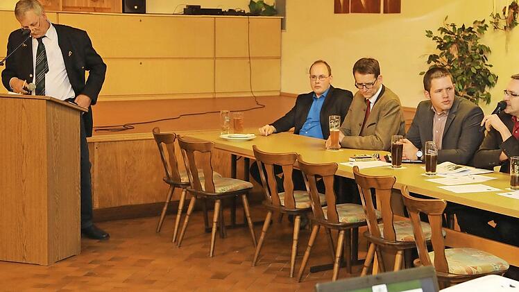 Während der Podiumsdiskussion im Gasthaus Schuhmann in Gosberg (von links): Moderator Andreas Knorr, Bernd Trummer, Georg Müller, Sebastian Thiem, Michael Memmel, Kirschenkönigin Marina I.  Foto: Franz Galster