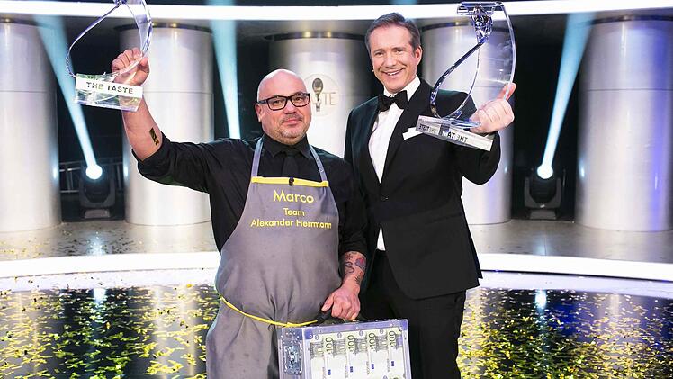 So sehen Sieger aus: "The Taste"-Gewinner Marco Zingone und sein Coach Alexander Herrmann. Für den Kandidaten mit italienischen Wurzeln gab es 50 000 Euro Preisgeld, der Sternekoch nahm stolz den gläsernen Pokal mit nach Wirsberg. Foto: Sat.1/Benedikt Müller