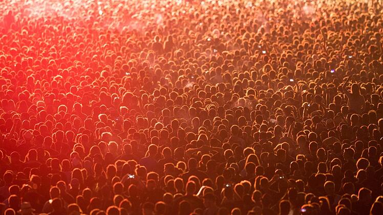 Rock im Park war 2017 ausverkauft - fast 90.000 Menschen feierten friedlich in Nürnberg. Das Festival nimmt mit dem Auftritt von Rammstein seinen Höhepunkt. Foto: Daniel Karmann, dpa