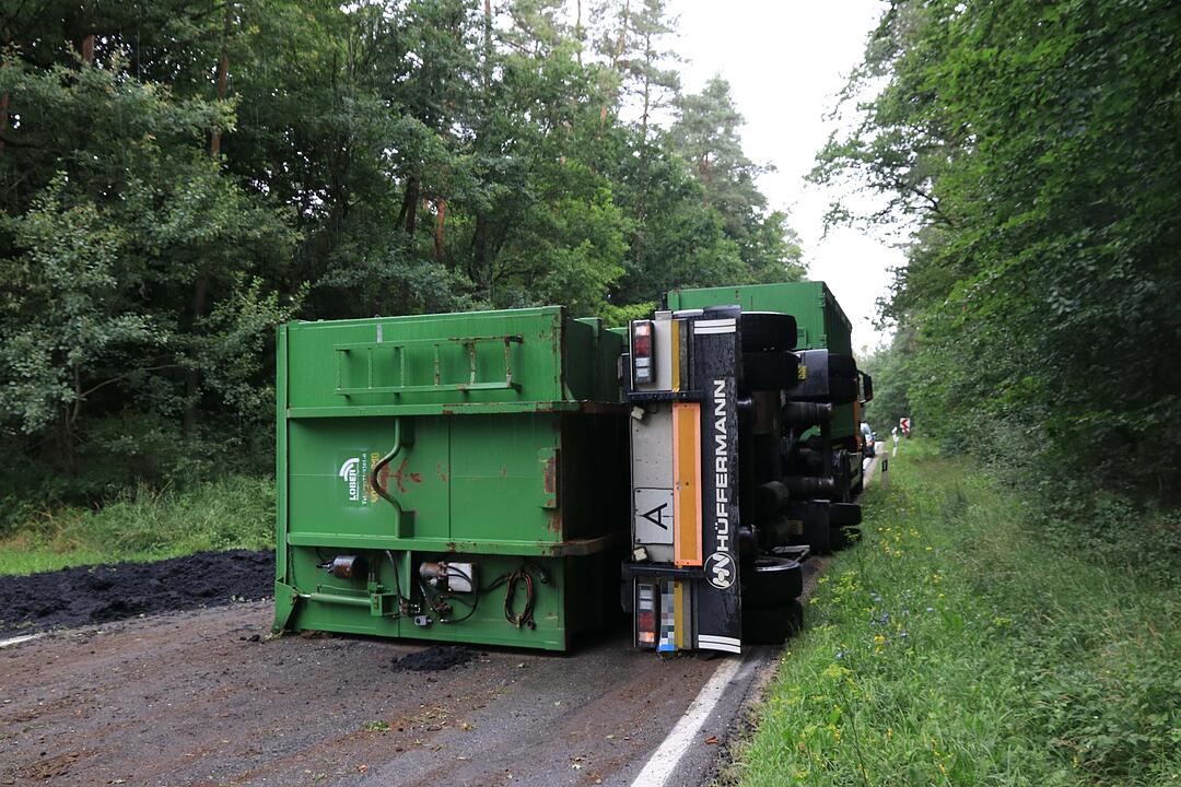 Kreis Bamberg: Lkw-Anhänger kippt um und verliert Ladung – Straße stundenlang gesperrt