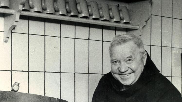 Bruder Elisäus war der letzte Braumeister auf dem Kreuzberg in Franziskanerhabit. Bis in die 1960er Jahren standen die Franziskaner Brüder selbst am Gärbottich. Foto: Archiv Kloster Kreuzberg