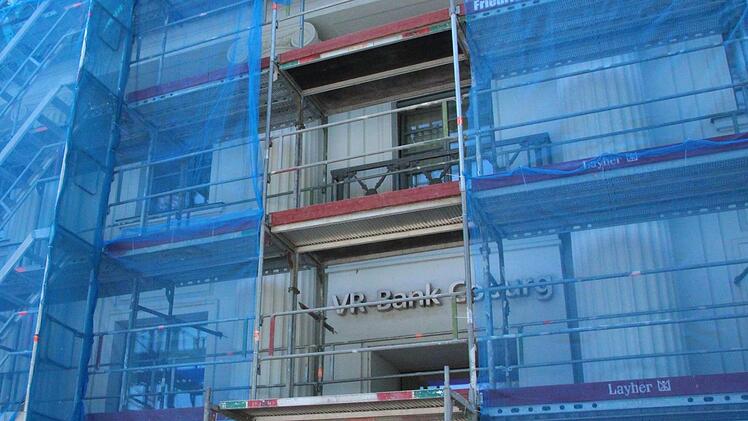 Die VR-Bank saniert ihr Dach am Theaterplatz und schafft dort auch neue Beratungsräume.Svenja Sollmann