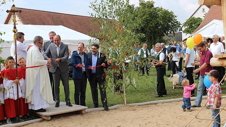 Pater Gabriel Ramos Valiente segnete den neuen Spielplatz. Foto: Evi Seeger