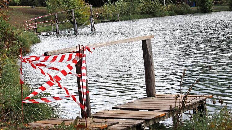Absperrbänder verhindern den Zugang zum See. Mehrere der Stege sollen jetzt beseitigt werden. Foto: Eckehard Kiesewetter