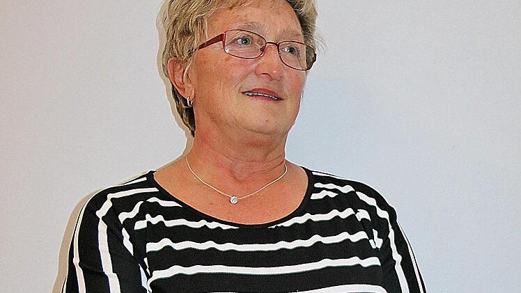 Hildegard Schneider ist unverzichtbar beim Männertreff in Maßbach, denn sie  ist für die Verpflegung verantwortlich. Sie bekam als Dank einen  Rosenstrauß. Foto: Dieter Britz