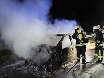 Ein Autobrand auf der A 7 rief in der Nacht zum Donnerstag Feuerwehrleute auf den Plan. Foto: S. Gerr
