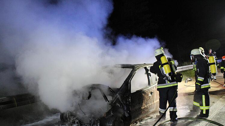 Ein Autobrand auf der A 7 rief in der Nacht zum Donnerstag Feuerwehrleute auf den Plan. Foto: S. Gerr