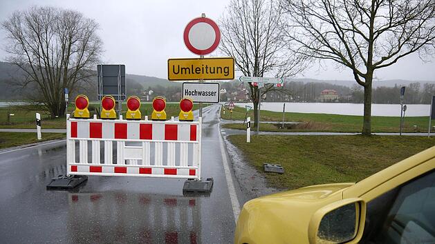 Da geht nichts: Die Stra&szlig;e zwischen Busendorf und Gleusdorf ist am Mittwoch wegen Hochwasser gesperrt gewesen. - Foto: Berthold K&ouml;hler