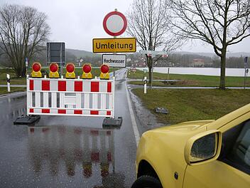 Da geht nichts: Die Straße zwischen Busendorf und Gleusdorf ist am Mittwoch wegen Hochwasser gesperrt gewesen. - Foto: Berthold Köhler