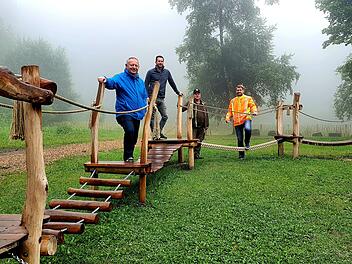 Landrat Thomas Bold (CSU) testete die Spielgeräte am Berghaus. Foto: Nathalie Bachmaann