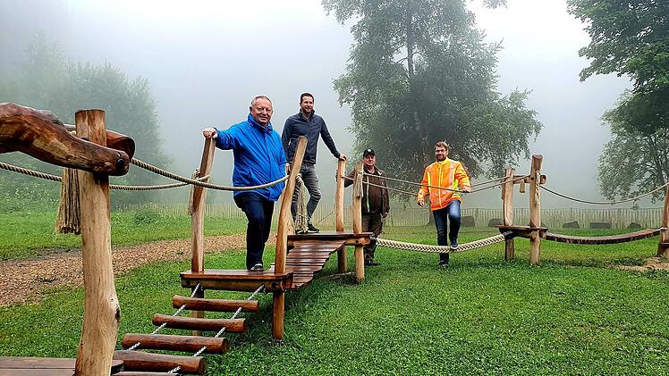 Landrat Thomas Bold (CSU) testete die Spielgeräte am Berghaus. Foto: Nathalie Bachmaann