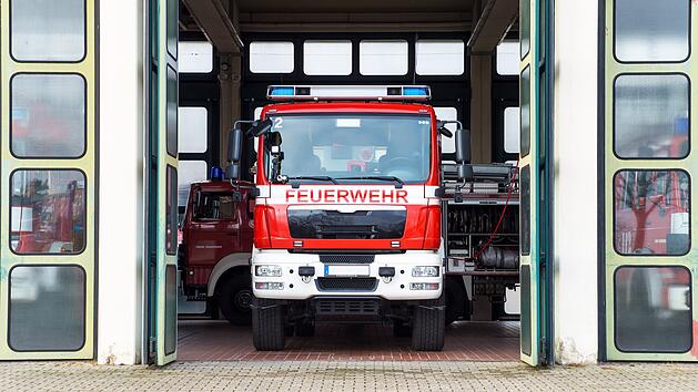 Feuerwehrwagen in ge&ouml;ffneter Fahrzeughalle auf der Hauptwache