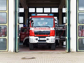 Feuerwehrwagen in geöffneter Fahrzeughalle auf der Hauptwache