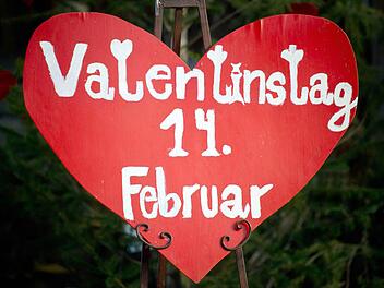 Vor einem Blumengeschäft in dem brandenburgischen Ort Velais erinnert ein großes Herz an den Valentinstag.  Foto: Patrick Pleul/dpa