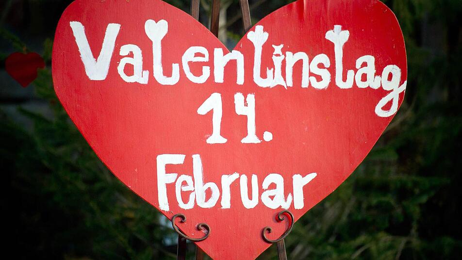 Vor einem Blumengeschäft in dem brandenburgischen Ort Velais erinnert ein großes Herz an den Valentinstag.  Foto: Patrick Pleul/dpa