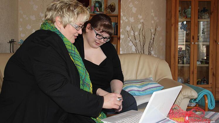 Wunsch Nummer 2 geht ebenfalls in Erfüllung: Cornelia Thron (links) übergibt das Laptop an Katharina Münz. Foto: Corinna Igler