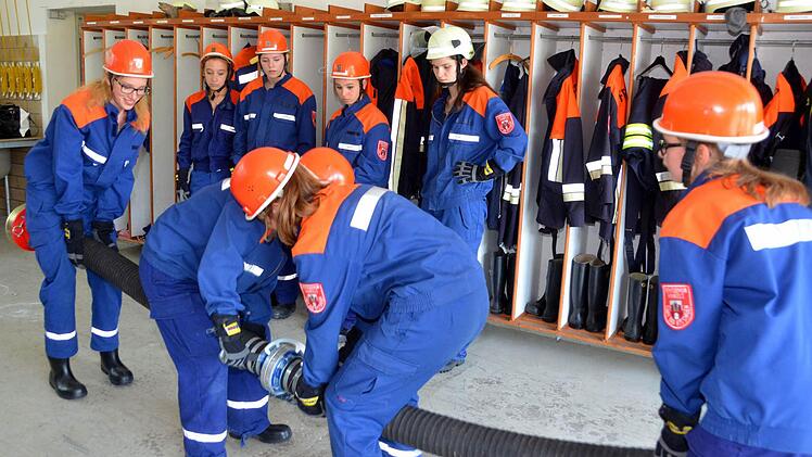 Acht Mädchen der Freiwilligen Feuerwehr Winkels legten die Jugendleistungsprüfung ab. "Sie ist der Einstieg in die Feuerwehrgrundtätigkeit" so KBM Steffen Kiesel der als Schiedsrichter fungierte. Fotos: Peter Rauch