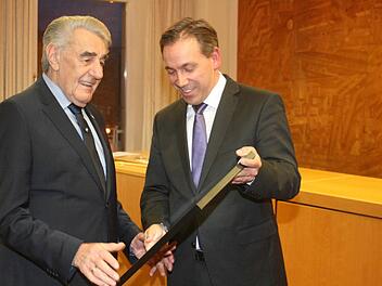 Christoph Maier (l.) freute sich über die Auszeichnung, die ihm Alexander Tritthart überreichte. Foto: Dorothea Weiler